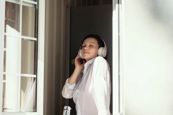 Молода Красива Щаслива Жінка Навушниках Слухає Музику Відкриває Вікно Заміського — стокове фото