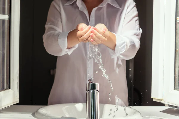 Вода Падає Через Жіночі Руки Під Час Ранкового Прання Жінка — стокове фото