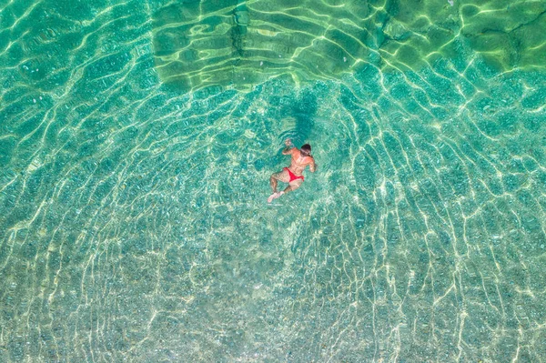 Arriba Vista Aérea Joven Hermosa Mujer Bikini Rojo Bragas Nadando — Foto de Stock