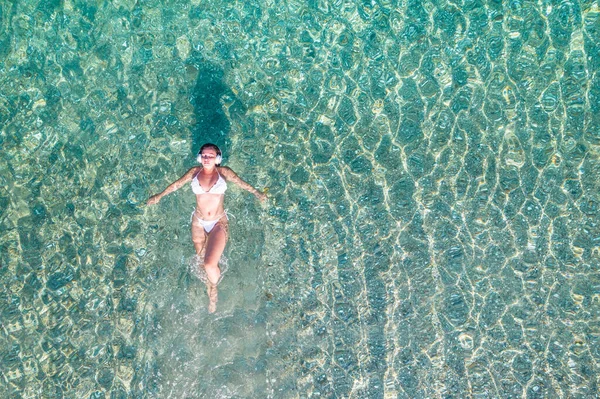 Topo Vista Aérea Corpo Atlético Jovem Mulher Bonita Fones Ouvido — Fotografia de Stock