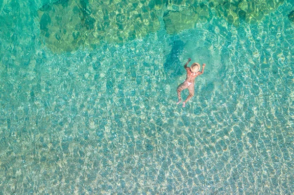 Arriba Vista Aérea Joven Hermosa Mujer Sombrero Bikini Blanco Nadando —  Fotos de Stock