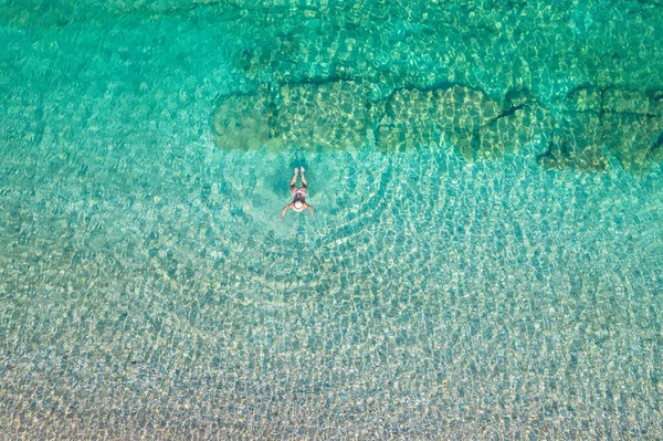 Top Aerial View Young Beautiful Woman Hat White Bikini Swimming — Stok fotoğraf
