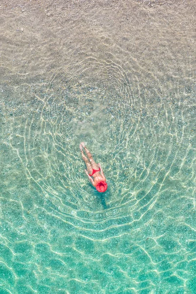 Vista Superior Joven Hermosa Mujer Sombrero Rojo Bikini Nadando Agua —  Fotos de Stock