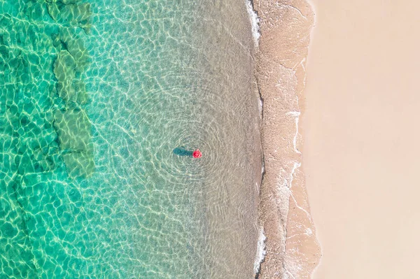 Arriba Vista Aérea Joven Hermosa Mujer Sombrero Rojo Bikini Caminando — Foto de Stock