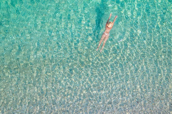 Üst Hava Manzaralı Şapkalı Kumsalda Deniz Suyunda Yüzen Beyaz Bikinili — Stok fotoğraf