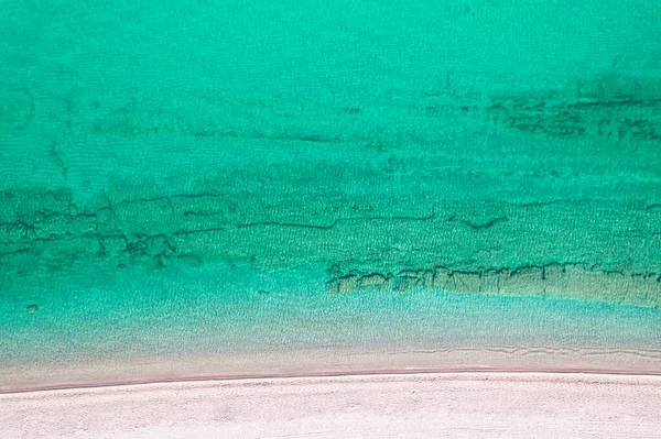 Sakin Deniz Suyu Taş Levha Yumru Mercanla Havadan Kumsal Manzarası — Stok fotoğraf