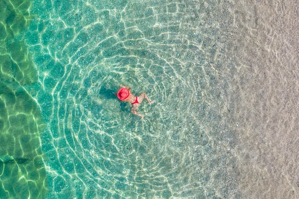 Top View Young Beautiful Woman Red Hat Bikini Swimming Sea — Zdjęcie stockowe