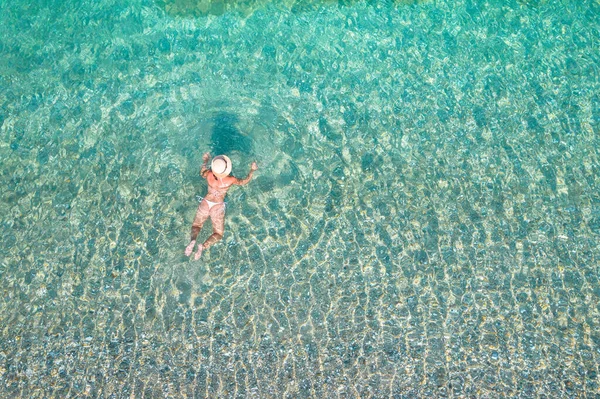 Góra Widok Powietrza Młoda Piękna Kobieta Kapeluszu Białe Bikini Pływające — Zdjęcie stockowe