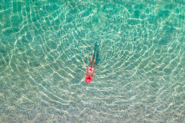 Vista Superior Joven Hermosa Mujer Sombrero Rojo Bikini Nadando Agua — Foto de Stock