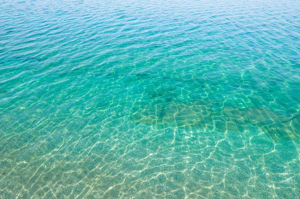 舒缓的质感 淡淡的绿松石 透明的海水 蓝色的海洋泻湖无人机 副驾驶顶视图 — 图库照片