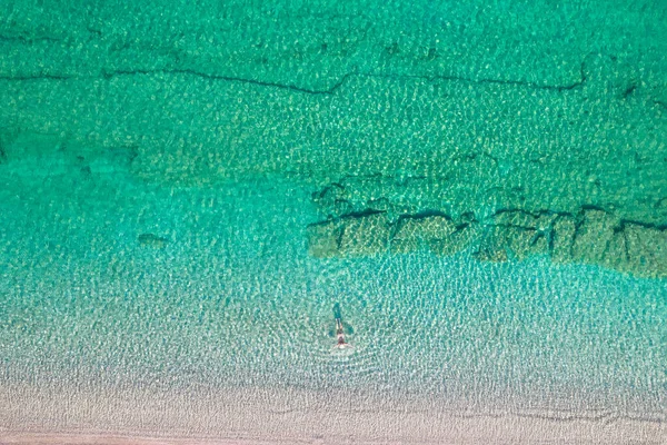 Üst Hava Manzaralı Şapkalı Kumsalda Deniz Suyunda Yüzen Beyaz Bikinili — Stok fotoğraf