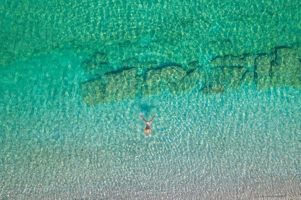 Üst Hava Manzaralı Kumsalda Deniz Suyunda Yüzen Beyaz Bikinili Güzel — Stok fotoğraf