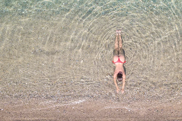 Bovenaanzicht Vanuit Lucht Jonge Mooie Vrouw Een Rood Bikinitslipje Liggend — Stockfoto