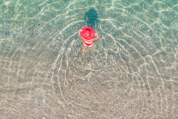 Felülre Légi Felvétel Fiatal Gyönyörű Piros Kalapban Bikini Séta Úszás — Stock Fotó