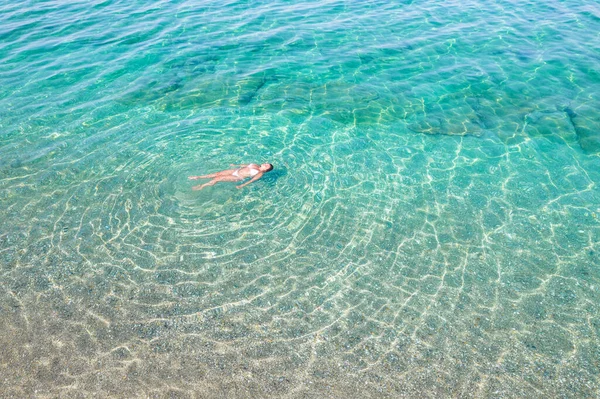 Góra Widok Powietrza Młoda Piękna Kobieta Białym Bikini Pływająca Morskiej — Zdjęcie stockowe