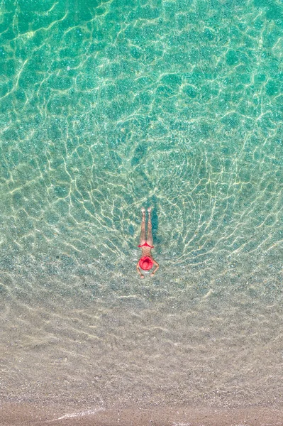 Widok Góry Młoda Piękna Kobieta Czerwonym Kapeluszu Bikini Pływająca Morskiej — Zdjęcie stockowe