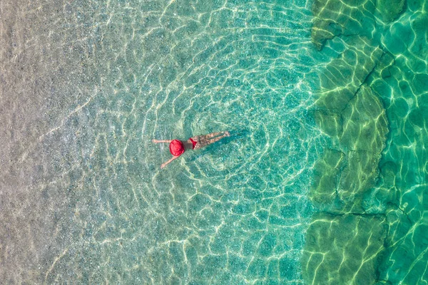 Top View Young Beautiful Woman Red Hat Bikini Swimming Sea — Zdjęcie stockowe