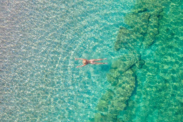 Top View Young Beautiful Naked Woman Hat Swimming Sea Water — Stockfoto