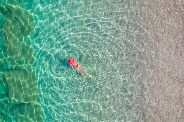 Top View Young Beautiful Woman Red Hat Bikini Swimming Sea — Zdjęcie stockowe