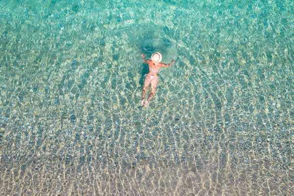 Top Aerial View Young Beautiful Woman Hat White Bikini Swimming — Stockfoto