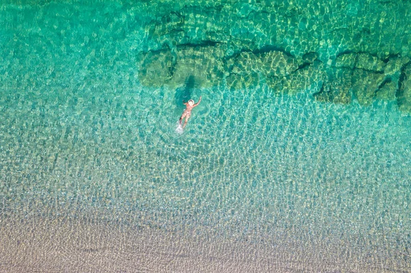 Üst Hava Manzaralı Şapkalı Kumsalda Deniz Suyunda Yüzen Beyaz Bikinili — Stok fotoğraf