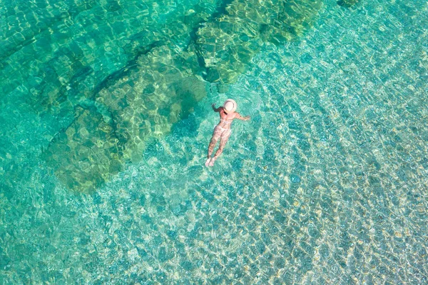 Topo Vista Aérea Mulher Bonita Nova Chapéu Biquíni Branco Nadando — Fotografia de Stock