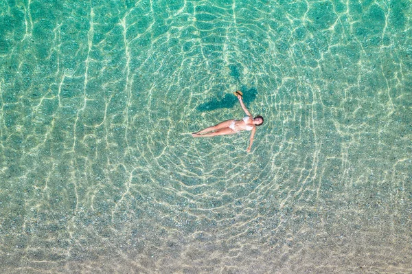Felülre Légi Felvétel Fiatal Gyönyörű Fehér Bikiniben Úszik Tengervízben Homokos — Stock Fotó