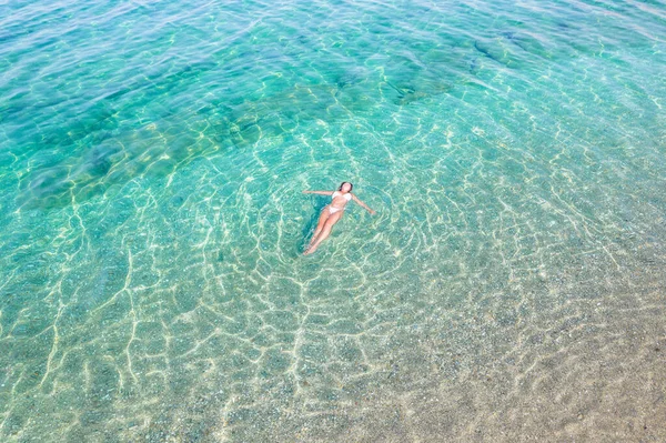 Topo Vista Aérea Mulher Bonita Nova Biquíni Branco Nadando Água — Fotografia de Stock