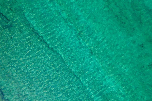 リラックスした 穏やかなターコイズの質感 スラブ サンゴと透明な海の水 夏休みだ 青い海のラグーン ドローン コピートップビュー — ストック写真