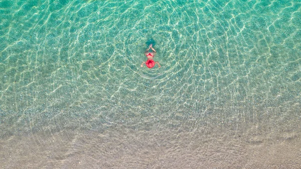 Vista Superior Joven Hermosa Mujer Sombrero Rojo Bikini Nadando Agua — Foto de Stock