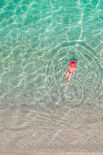 Első Látásra Fiatal Gyönyörű Piros Kalapban Bikiniben Úszik Tengervízben Homokos — Stock Fotó
