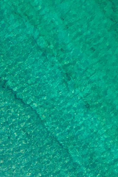 Pozadí Textura Relaxační Klidná Tyrkysová Transparentní Mořská Voda Kameny Deskami — Stock fotografie
