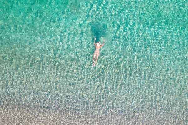 Top Aerial View Young Beautiful Woman Hat White Bikini Swimming — Stok fotoğraf