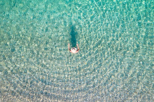 Arriba Vista Aérea Joven Hermosa Mujer Sombrero Bikini Blanco Nadando — Foto de Stock
