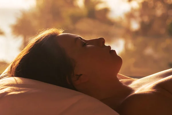 Silueta Mujer Acostada Cama Durmiendo Almohada Dormitorio Frente Ventana Panorámica — Foto de Stock