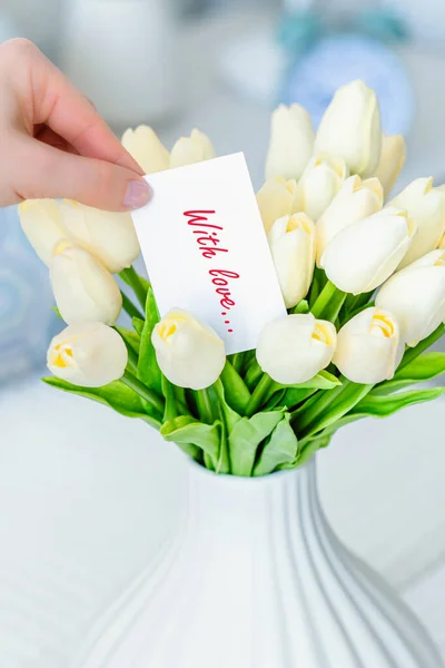 꽃병에 꽃다발에서 연애편지 꺼내어 카드를 — 스톡 사진