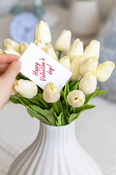 테이블 꽃병에 꽃다발에서 발렌타인데이 카드를 꺼내는 — 스톡 사진
