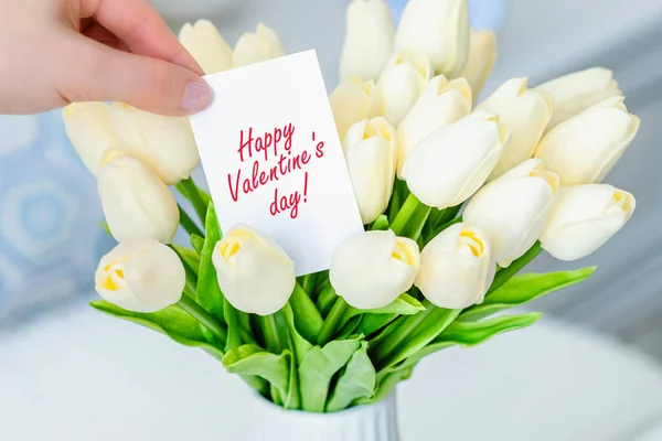 테이블 꽃병에 꽃다발에서 발렌타인데이 카드를 꺼내는 — 스톡 사진