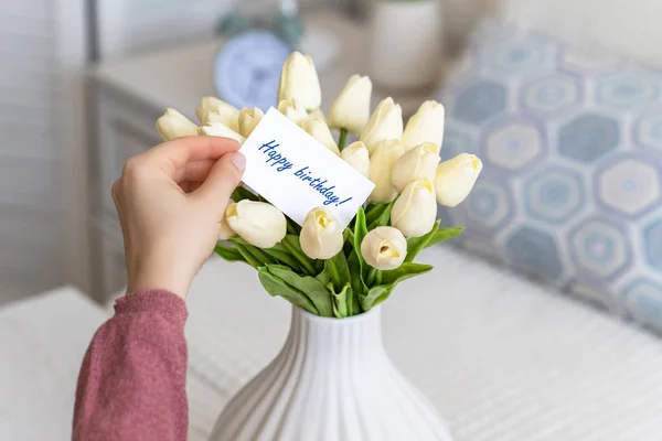 Mulher Puxando Cartão Saudação Com Palavras Feliz Aniversário Buquê Flores Fotos De Bancos De Imagens