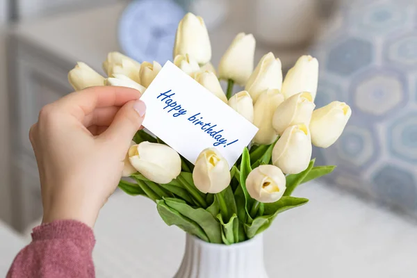 Mulher Puxando Cartão Saudação Com Palavras Feliz Aniversário Buquê Flores Fotos De Bancos De Imagens Sem Royalties