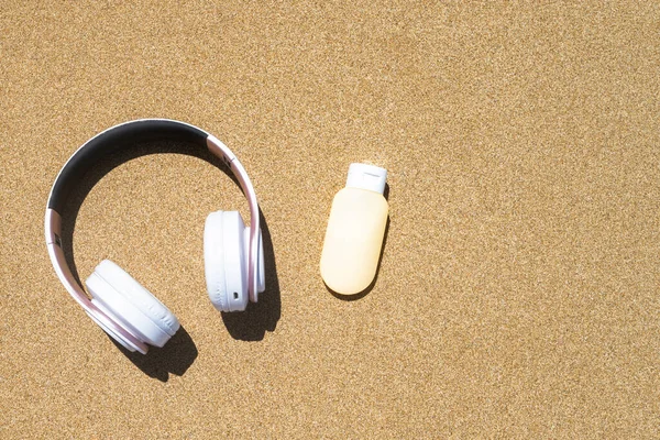 Αντηλιακό Ακουστικά Ξαπλωμένα Στην Άμμο Της Παραλίας Ταξίδια Διακοπές Καλοκαιρινή — Φωτογραφία Αρχείου