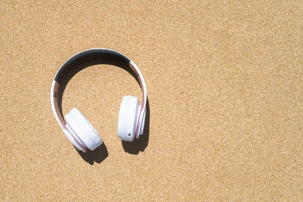 Ακουστικά Στην Άμμο Της Παραλίας Ταξίδια Διακοπές Καλοκαιρινή Ιδέα Αντιγραφή — Φωτογραφία Αρχείου