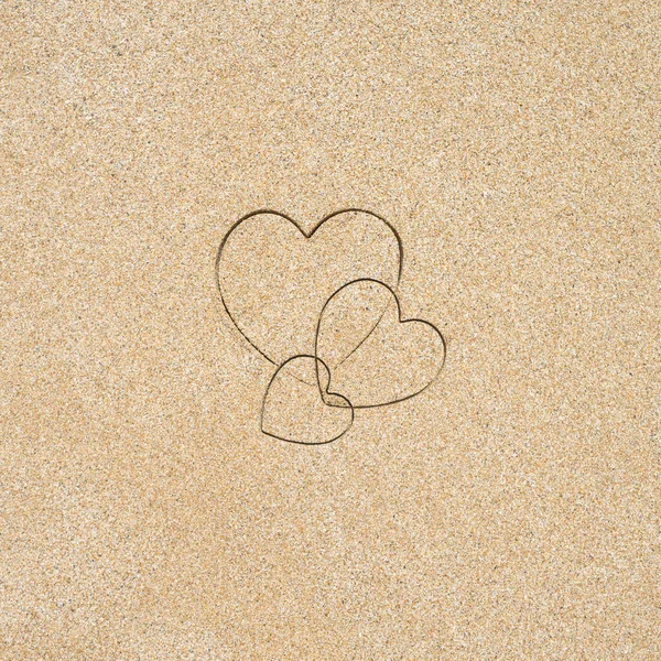 Ručně Kreslený Tvar Tří Srdcí Písečné Tropické Pláži Valentýn Dovolená — Stock fotografie