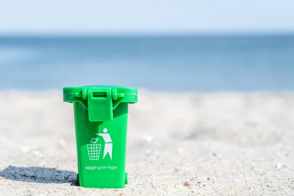 Bote Basura Color Verde Con Papel Plástico Vidrio Residuos Orgánicos — Foto de Stock