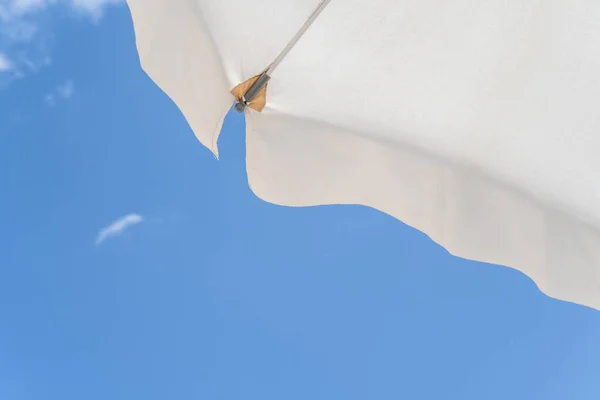 Bottom View White Beach Pool Umbrella Blue Sky Small Cloudy — Stock Photo, Image