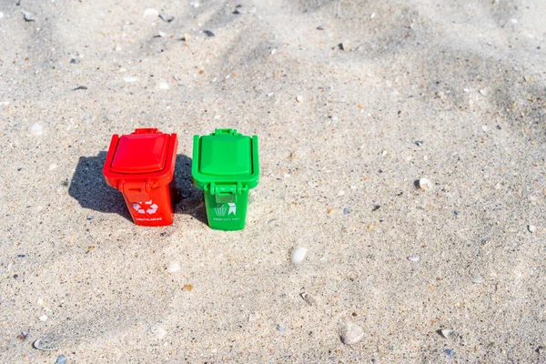 Latas Basura Diferentes Colores Rojas Verdes Con Papel Plástico Vidrio — Foto de Stock