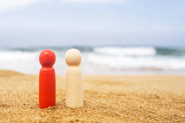 Wooden Two Figures Different Color People Red Dark White Sand — Stock Photo, Image