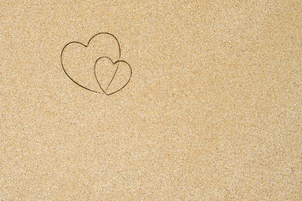 Ručně Kreslený Tvar Dvou Srdcí Písečné Tropické Pláži Valentýn Koncept — Stock fotografie