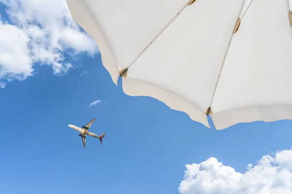 Onderaanzicht Wit Strand Zwembad Paraplu Blauwe Lucht Met Kleine Bewolkt — Stockfoto
