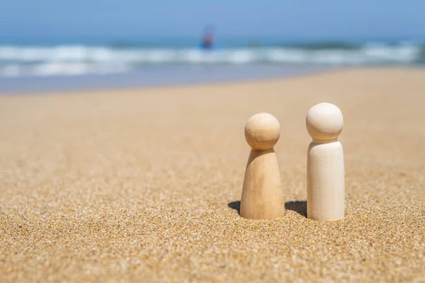 Деревянные Две Фигуры Людей Песке Пляжа Видом Море Концепция Счастливой — стоковое фото
